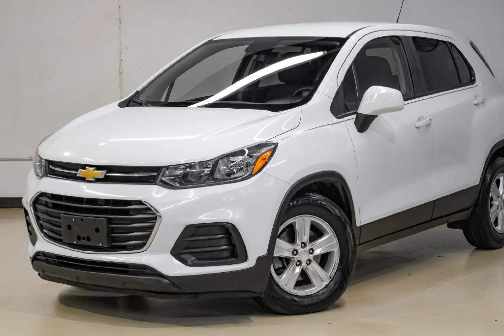 2019 Summit White /Black Chevrolet Trax LS (3GNCJKSB8KL) with an ECOTEC 1.4L I4 SMPI DOHC Turbocharged VVT engine, Automatic transmission, located at 15300 Midway Rd., Addison, TX, 75001, (972) 702-0011, 32.958321, -96.838074- Photo#4