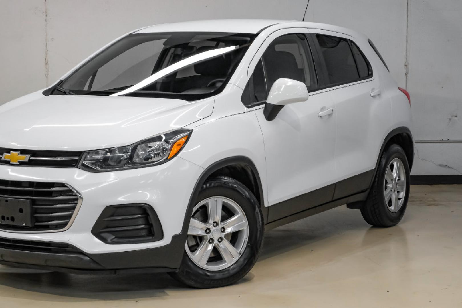 2019 Summit White /Black Chevrolet Trax LS (3GNCJKSB8KL) with an ECOTEC 1.4L I4 SMPI DOHC Turbocharged VVT engine, Automatic transmission, located at 15300 Midway Rd., Addison, TX, 75001, (972) 702-0011, 32.958321, -96.838074- Photo#5