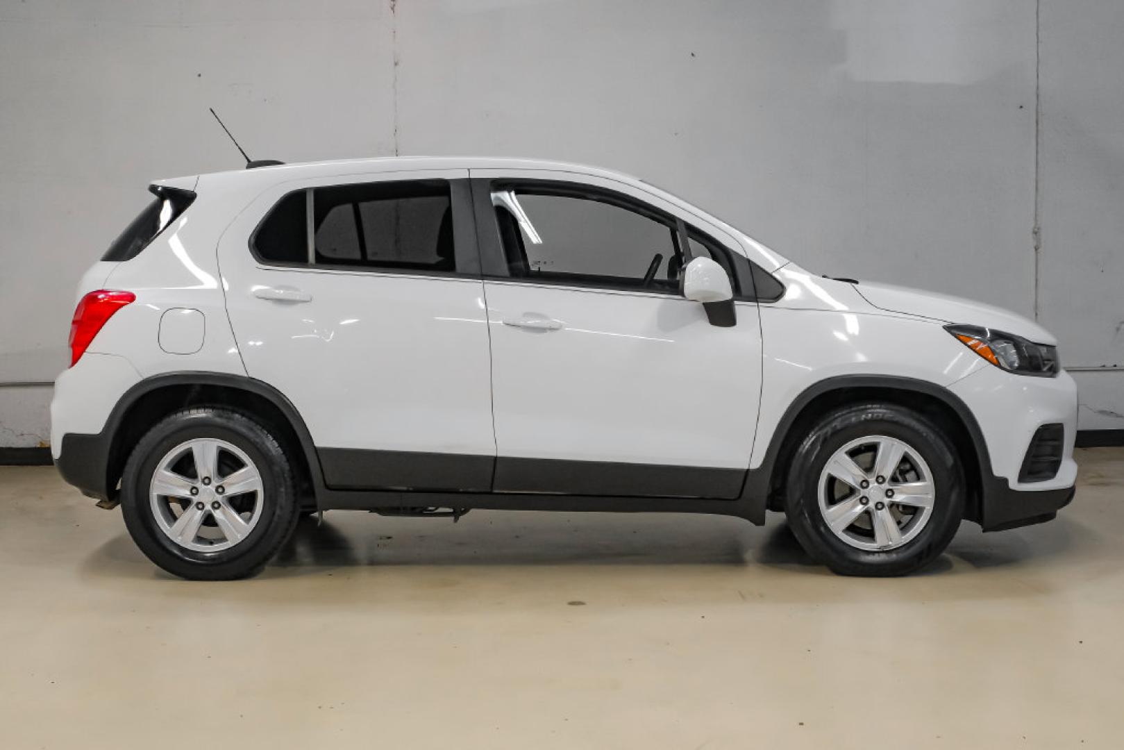 2019 Summit White /Black Chevrolet Trax LS (3GNCJKSB8KL) with an ECOTEC 1.4L I4 SMPI DOHC Turbocharged VVT engine, Automatic transmission, located at 15300 Midway Rd., Addison, TX, 75001, (972) 702-0011, 32.958321, -96.838074- Photo#8