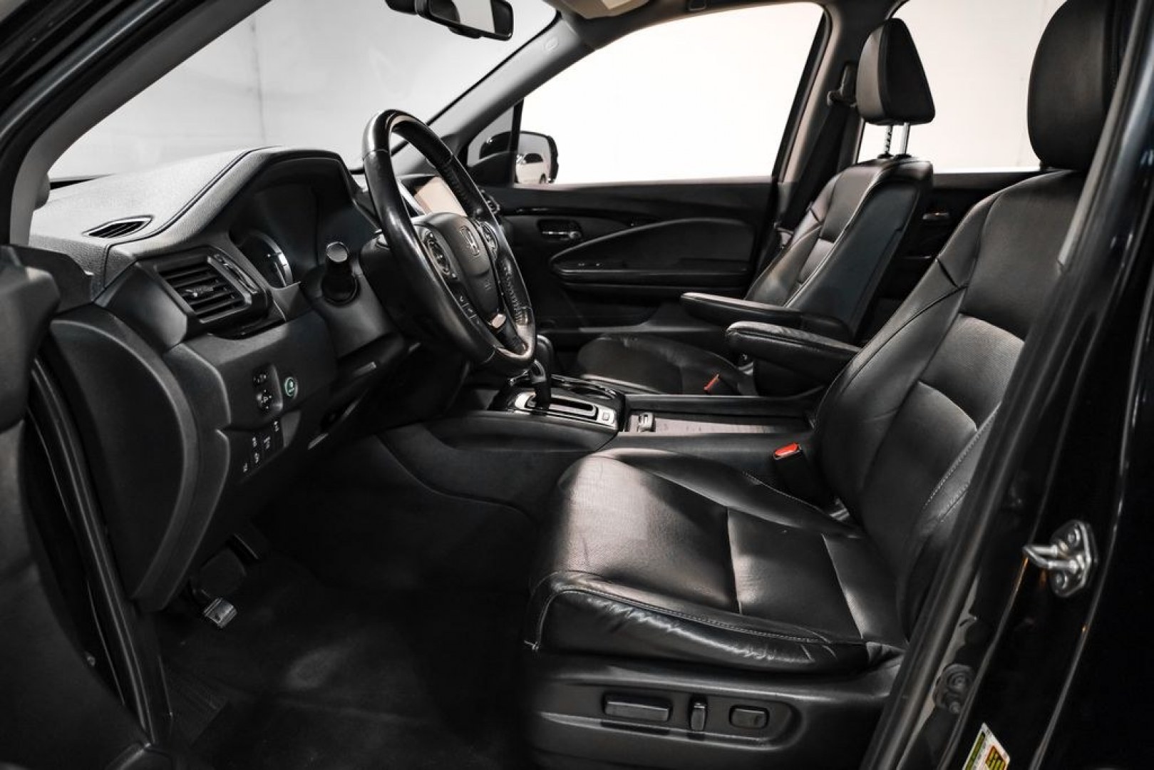 2019 Crystal Black Pearl /Black Honda Ridgeline RTL-E (5FPYK3F75KB) with an 3.5L V6 SOHC i-VTEC 24V engine, Automatic transmission, located at 15300 Midway Rd., Addison, TX, 75001, (972) 702-0011, 32.958321, -96.838074 - Photo#3