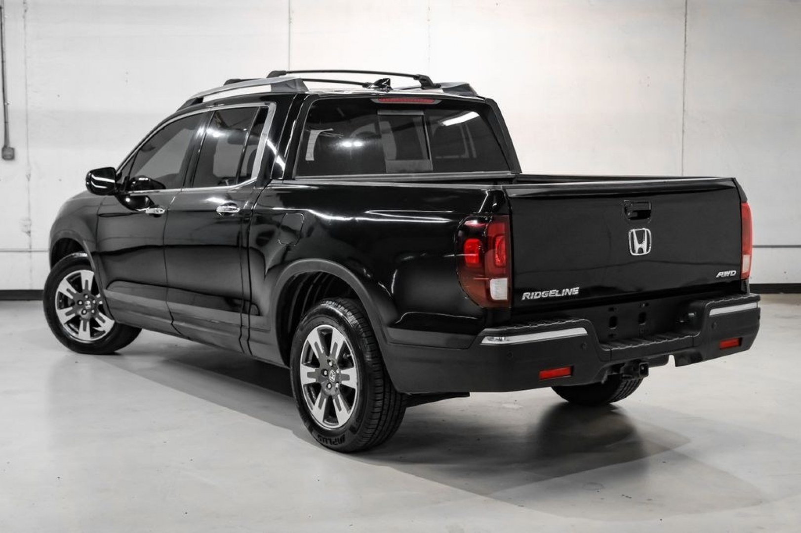 2019 Crystal Black Pearl /Black Honda Ridgeline RTL-E (5FPYK3F75KB) with an 3.5L V6 SOHC i-VTEC 24V engine, Automatic transmission, located at 15300 Midway Rd., Addison, TX, 75001, (972) 702-0011, 32.958321, -96.838074 - Photo#10