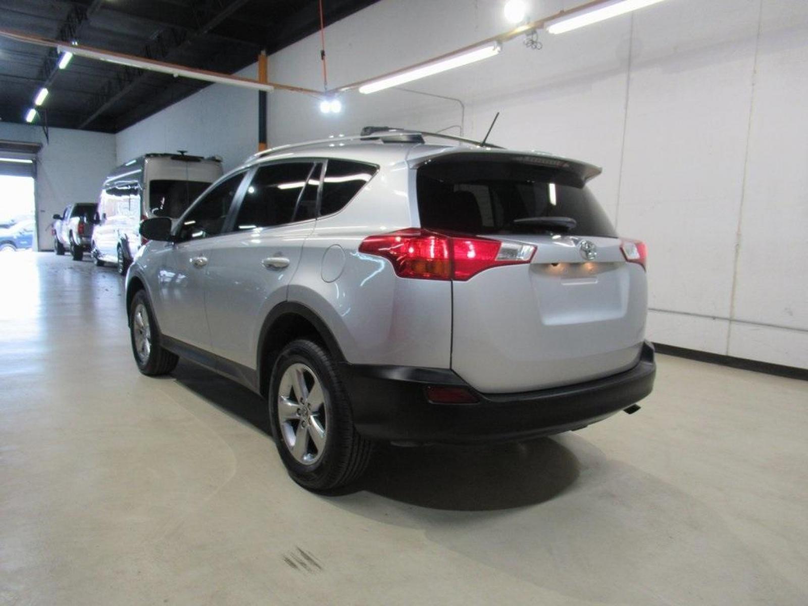2015 Classic Silver Metallic /Terracotta Toyota RAV4 XLE (2T3WFREV7FW) with an 2.5L 4-Cylinder DOHC Dual VVT-i engine, Automatic transmission, located at 15300 Midway Rd., Addison, 75001, (972) 702-0011, 32.958321, -96.838074 - Photo #3