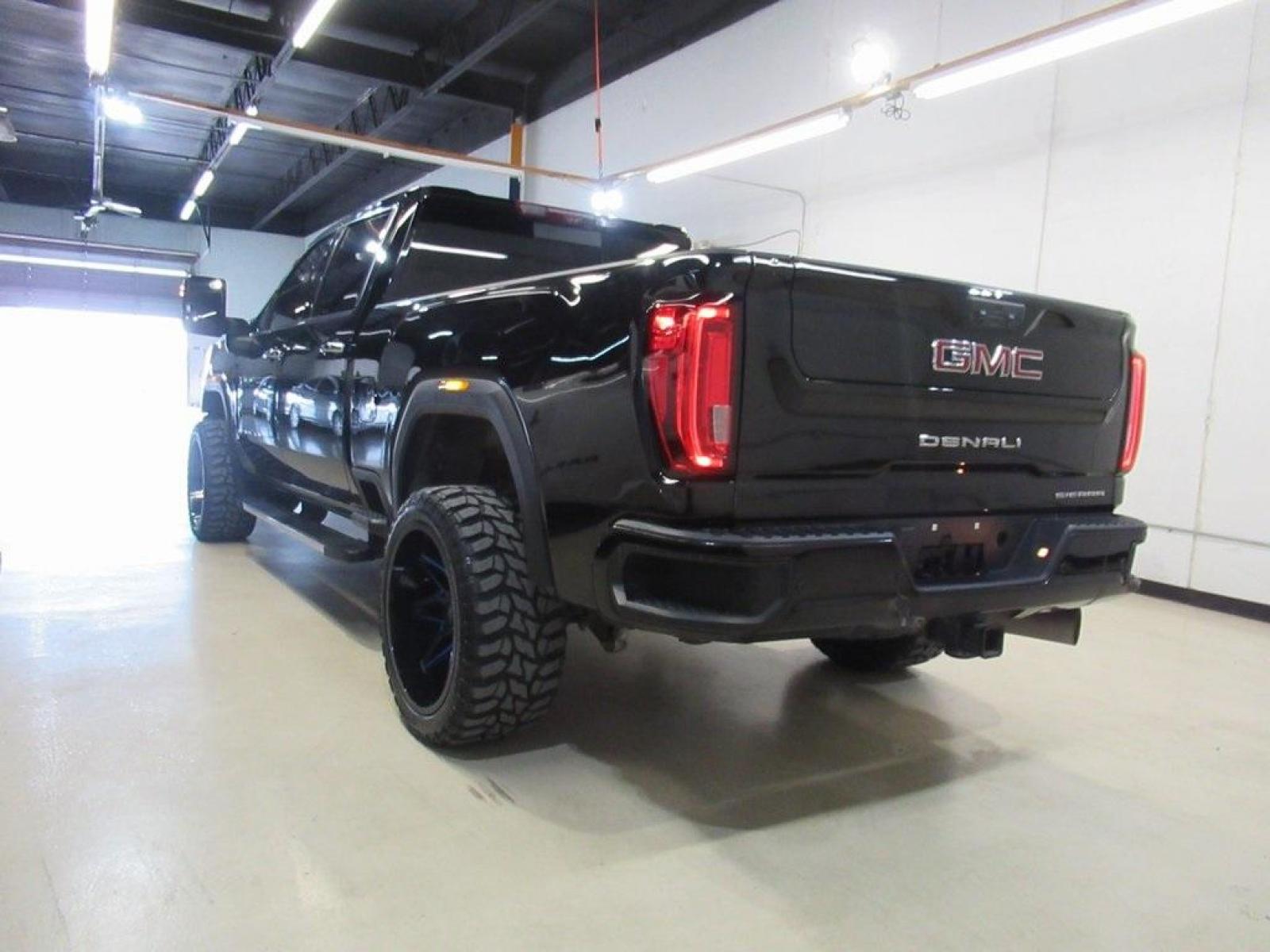 2020 Onyx Black /Jet Black GMC Sierra 2500HD Denali (1GT49REY1LF) with an Duramax 6.6L V8 Turbodiesel engine, Automatic transmission, located at 15300 Midway Rd., Addison, 75001, (972) 702-0011, 32.958321, -96.838074 - HOME OF THE NO HAGGLE PRICE - WHOLESALE PRICES TO THE PUBLIC!! 4WD, Bluetooth, Hands Free Connectivity, Navigation, Portable Audio Connections, Premium Audio, Backup Camera, Leather Seats, Premium Wheels, High Performance Tires, Sunroof / Moonroof, Sierra 2500HD Denali, 4D Crew Cab, Duramax 6.6L V8 - Photo #3