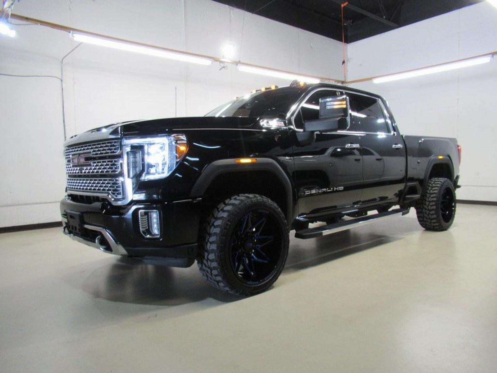 2020 Onyx Black /Jet Black GMC Sierra 2500HD Denali (1GT49REY1LF) with an Duramax 6.6L V8 Turbodiesel engine, Automatic transmission, located at 15300 Midway Rd., Addison, 75001, (972) 702-0011, 32.958321, -96.838074 - HOME OF THE NO HAGGLE PRICE - WHOLESALE PRICES TO THE PUBLIC!! 4WD, Bluetooth, Hands Free Connectivity, Navigation, Portable Audio Connections, Premium Audio, Backup Camera, Leather Seats, Premium Wheels, High Performance Tires, Sunroof / Moonroof, Sierra 2500HD Denali, 4D Crew Cab, Duramax 6.6L V8 - Photo #4