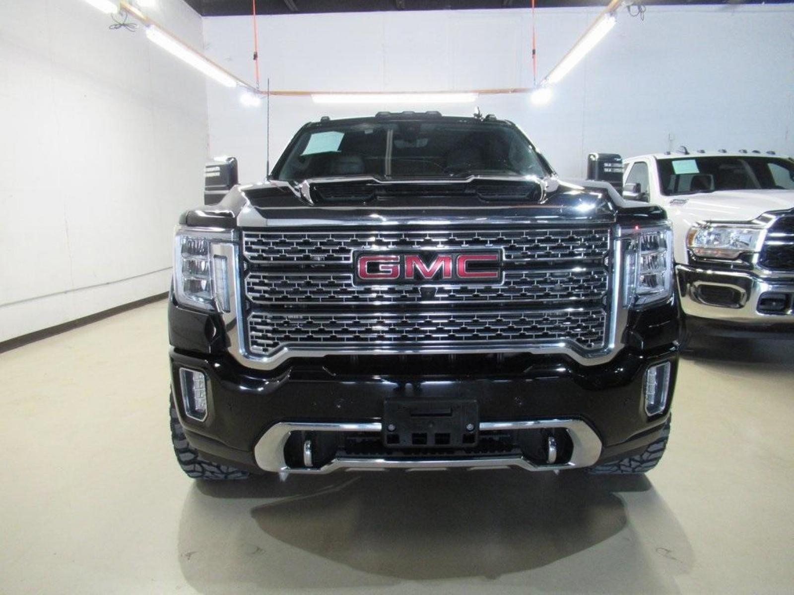 2020 Onyx Black /Jet Black GMC Sierra 2500HD Denali (1GT49REY1LF) with an Duramax 6.6L V8 Turbodiesel engine, Automatic transmission, located at 15300 Midway Rd., Addison, 75001, (972) 702-0011, 32.958321, -96.838074 - HOME OF THE NO HAGGLE PRICE - WHOLESALE PRICES TO THE PUBLIC!! 4WD, Bluetooth, Hands Free Connectivity, Navigation, Portable Audio Connections, Premium Audio, Backup Camera, Leather Seats, Premium Wheels, High Performance Tires, Sunroof / Moonroof, Sierra 2500HD Denali, 4D Crew Cab, Duramax 6.6L V8 - Photo #5