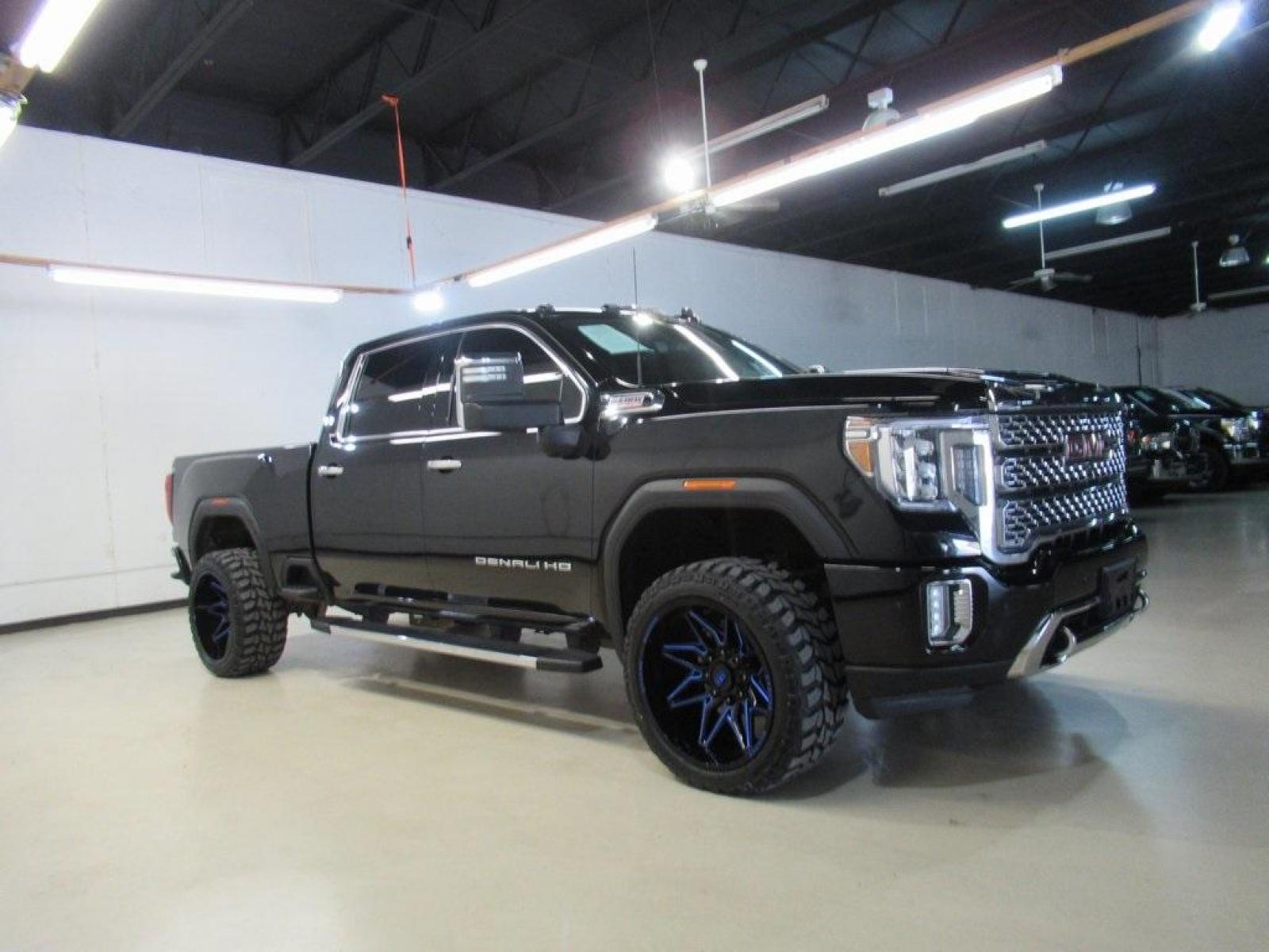 2020 Onyx Black /Jet Black GMC Sierra 2500HD Denali (1GT49REY1LF) with an Duramax 6.6L V8 Turbodiesel engine, Automatic transmission, located at 15300 Midway Rd., Addison, 75001, (972) 702-0011, 32.958321, -96.838074 - HOME OF THE NO HAGGLE PRICE - WHOLESALE PRICES TO THE PUBLIC!! 4WD, Bluetooth, Hands Free Connectivity, Navigation, Portable Audio Connections, Premium Audio, Backup Camera, Leather Seats, Premium Wheels, High Performance Tires, Sunroof / Moonroof, Sierra 2500HD Denali, 4D Crew Cab, Duramax 6.6L V8 - Photo #6