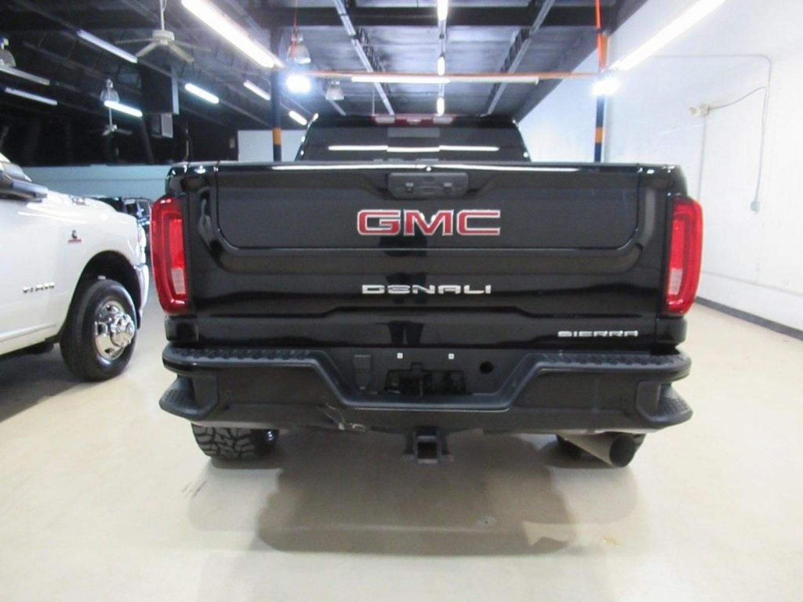 2020 Onyx Black /Jet Black GMC Sierra 2500HD Denali (1GT49REY1LF) with an Duramax 6.6L V8 Turbodiesel engine, Automatic transmission, located at 15300 Midway Rd., Addison, 75001, (972) 702-0011, 32.958321, -96.838074 - HOME OF THE NO HAGGLE PRICE - WHOLESALE PRICES TO THE PUBLIC!! 4WD, Bluetooth, Hands Free Connectivity, Navigation, Portable Audio Connections, Premium Audio, Backup Camera, Leather Seats, Premium Wheels, High Performance Tires, Sunroof / Moonroof, Sierra 2500HD Denali, 4D Crew Cab, Duramax 6.6L V8 - Photo #7