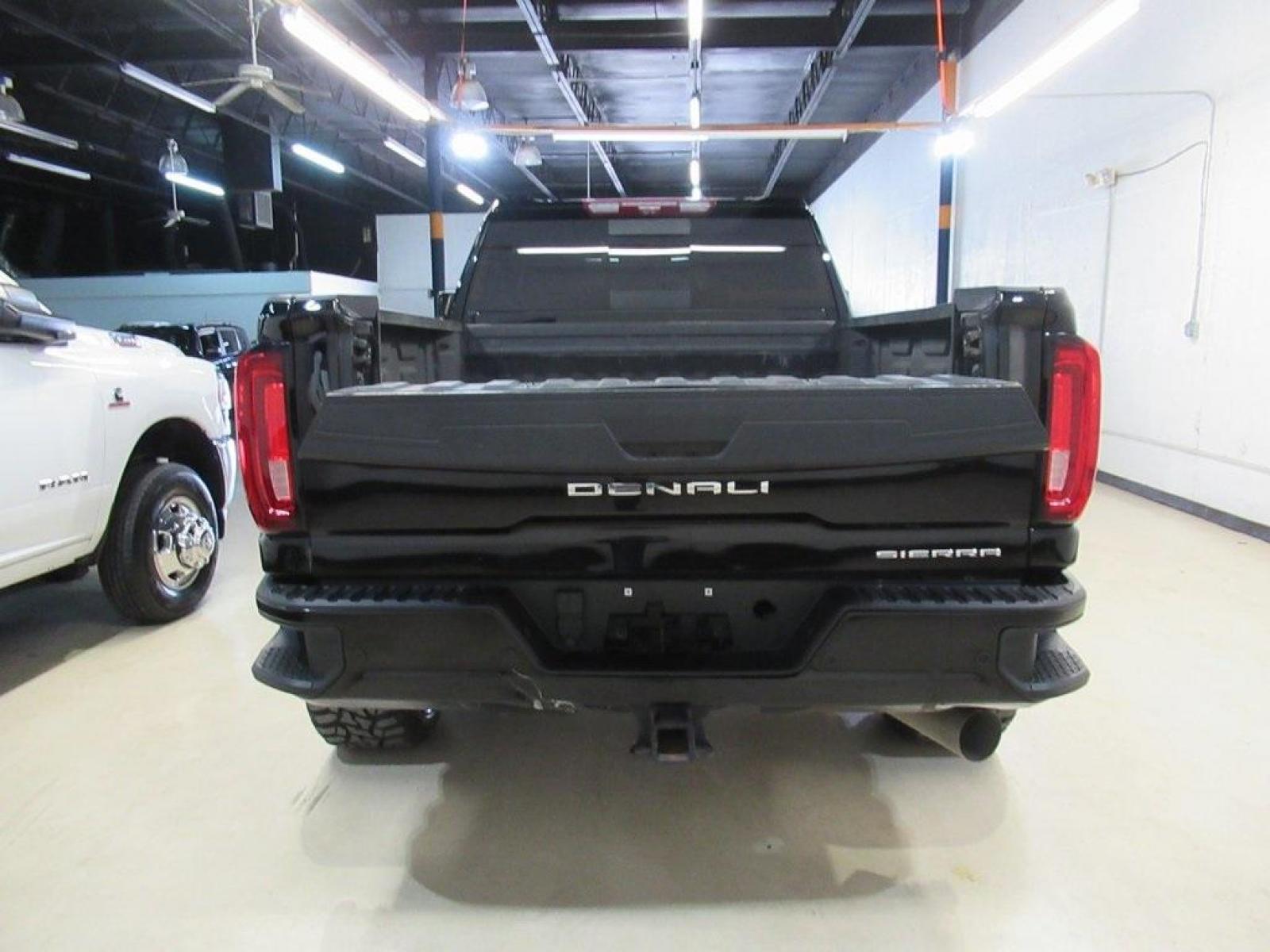 2020 Onyx Black /Jet Black GMC Sierra 2500HD Denali (1GT49REY1LF) with an Duramax 6.6L V8 Turbodiesel engine, Automatic transmission, located at 15300 Midway Rd., Addison, 75001, (972) 702-0011, 32.958321, -96.838074 - HOME OF THE NO HAGGLE PRICE - WHOLESALE PRICES TO THE PUBLIC!! 4WD, Bluetooth, Hands Free Connectivity, Navigation, Portable Audio Connections, Premium Audio, Backup Camera, Leather Seats, Premium Wheels, High Performance Tires, Sunroof / Moonroof, Sierra 2500HD Denali, 4D Crew Cab, Duramax 6.6L V8 - Photo #8