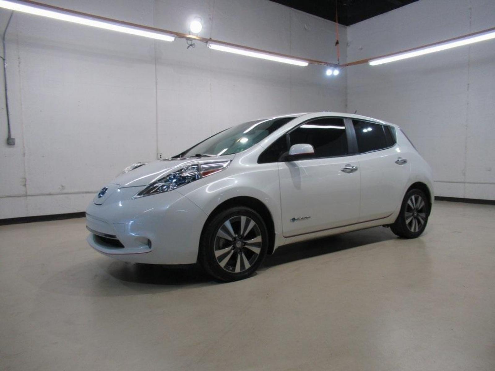 2015 Pearl White /Black Nissan Leaf SV (1N4AZ0CP7FC) with an 80kW AC Synchronous Motor engine, Automatic transmission, located at 15300 Midway Rd., Addison, 75001, (972) 702-0011, 32.958321, -96.838074 - Photo #4