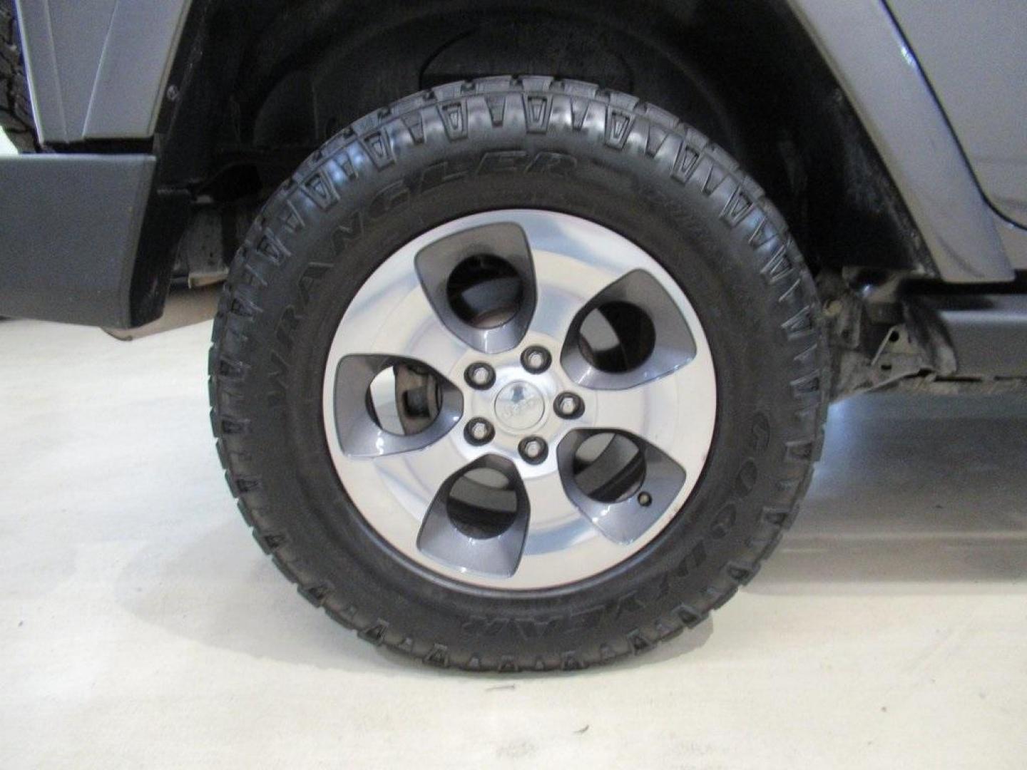 2018 Granite Crystal Metallic Clearcoat /Black Jeep Wrangler JK Unlimited Sahara (1C4BJWEG0JL) with an 3.6L V6 24V VVT engine, Automatic transmission, located at 15300 Midway Rd., Addison, TX, 75001, (972) 702-0011, 32.958321, -96.838074 - HOME OF THE NO HAGGLE PRICE - WHOLESALE PRICES TO THE PUBLIC!! Wrangler JK Unlimited Sahara, 4D Sport Utility, 3.6L V6 24V VVT, 5-Speed Automatic, 4WD, Granite Crystal Metallic Clearcoat, Black Cloth.<br><br>Granite Crystal Metallic Clearcoat 2018 Jeep Wrangler JK Unlimited Sahara<br><br>Recent Arri - Photo#9