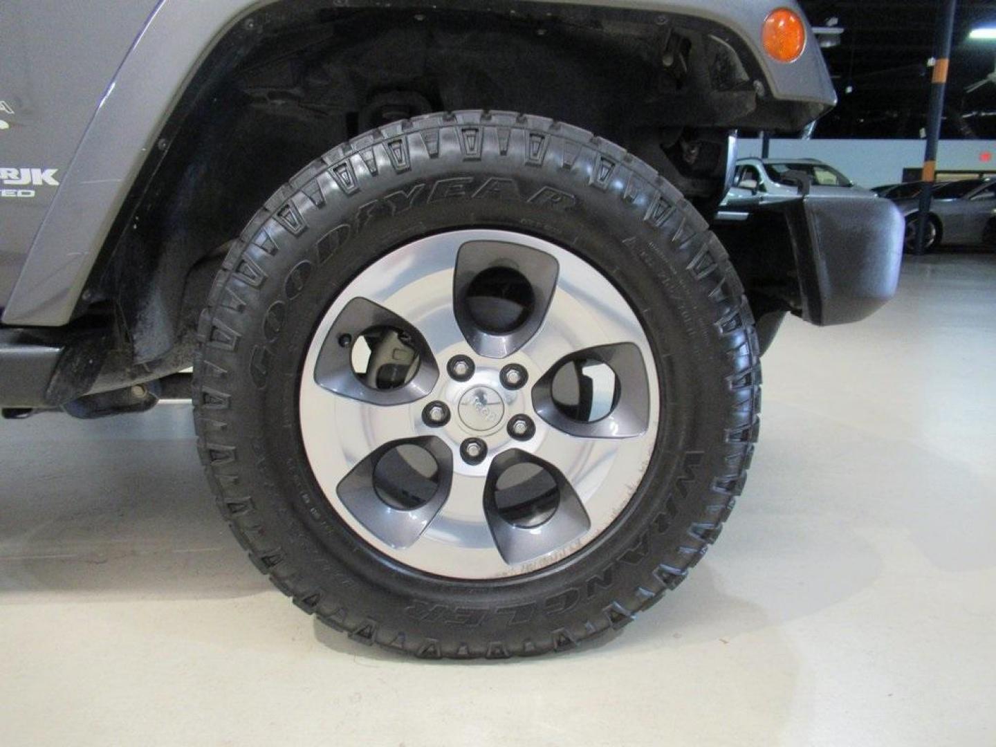 2018 Granite Crystal Metallic Clearcoat /Black Jeep Wrangler JK Unlimited Sahara (1C4BJWEG0JL) with an 3.6L V6 24V VVT engine, Automatic transmission, located at 15300 Midway Rd., Addison, TX, 75001, (972) 702-0011, 32.958321, -96.838074 - HOME OF THE NO HAGGLE PRICE - WHOLESALE PRICES TO THE PUBLIC!! Wrangler JK Unlimited Sahara, 4D Sport Utility, 3.6L V6 24V VVT, 5-Speed Automatic, 4WD, Granite Crystal Metallic Clearcoat, Black Cloth.<br><br>Granite Crystal Metallic Clearcoat 2018 Jeep Wrangler JK Unlimited Sahara<br><br>Recent Arri - Photo#10