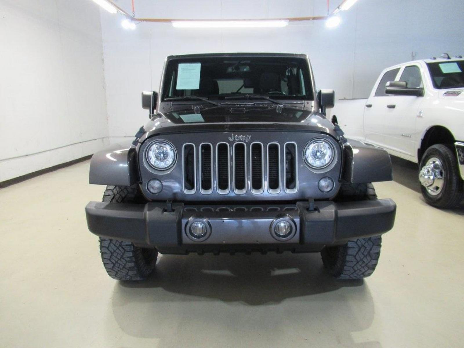 2018 Granite Crystal Metallic Clearcoat /Black Jeep Wrangler JK Unlimited Sahara (1C4BJWEG0JL) with an 3.6L V6 24V VVT engine, Automatic transmission, located at 15300 Midway Rd., Addison, TX, 75001, (972) 702-0011, 32.958321, -96.838074 - Photo #4