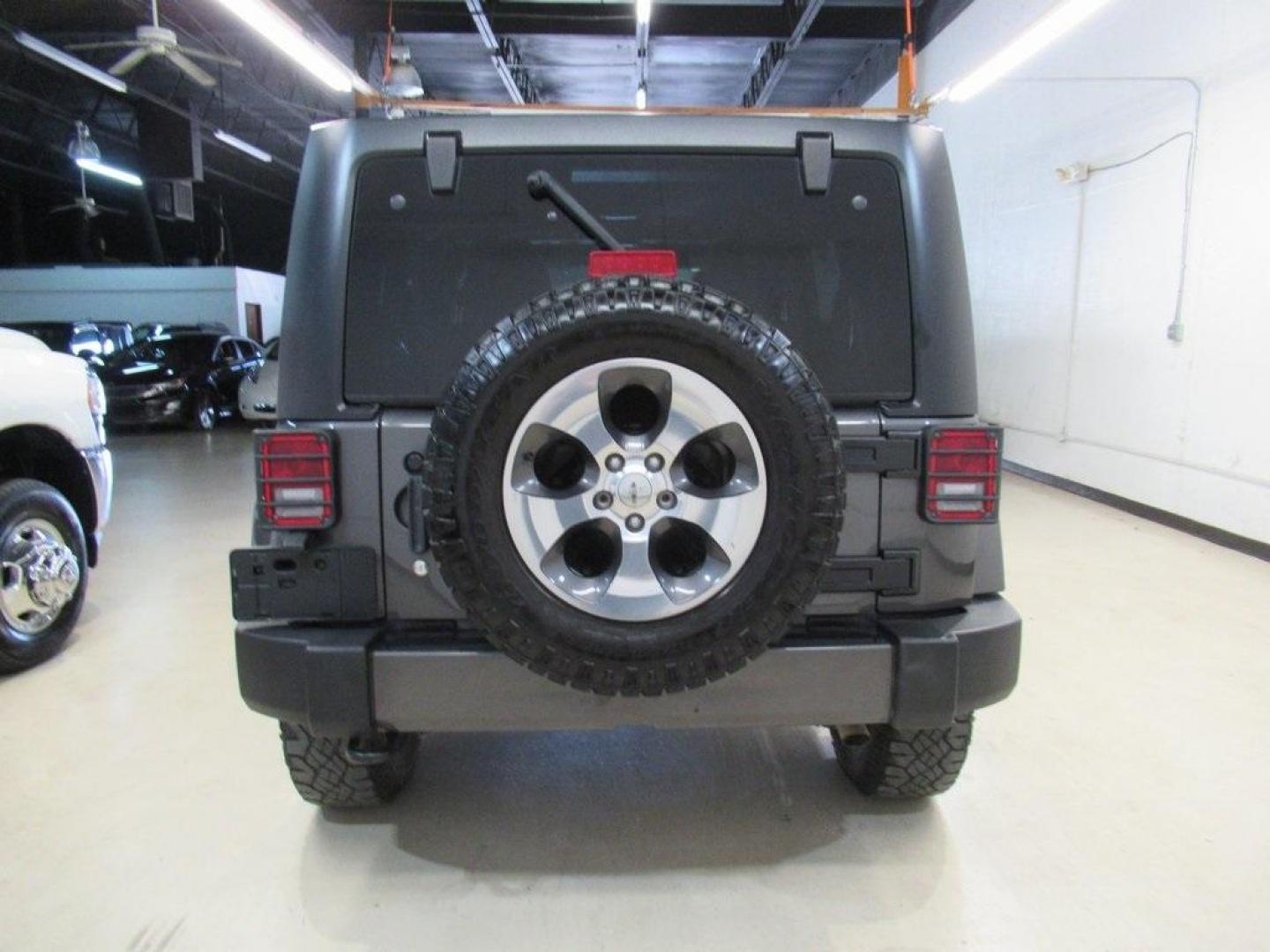 2018 Granite Crystal Metallic Clearcoat /Black Jeep Wrangler JK Unlimited Sahara (1C4BJWEG0JL) with an 3.6L V6 24V VVT engine, Automatic transmission, located at 15300 Midway Rd., Addison, TX, 75001, (972) 702-0011, 32.958321, -96.838074 - HOME OF THE NO HAGGLE PRICE - WHOLESALE PRICES TO THE PUBLIC!! Wrangler JK Unlimited Sahara, 4D Sport Utility, 3.6L V6 24V VVT, 5-Speed Automatic, 4WD, Granite Crystal Metallic Clearcoat, Black Cloth.<br><br>Granite Crystal Metallic Clearcoat 2018 Jeep Wrangler JK Unlimited Sahara<br><br>Recent Arri - Photo#6