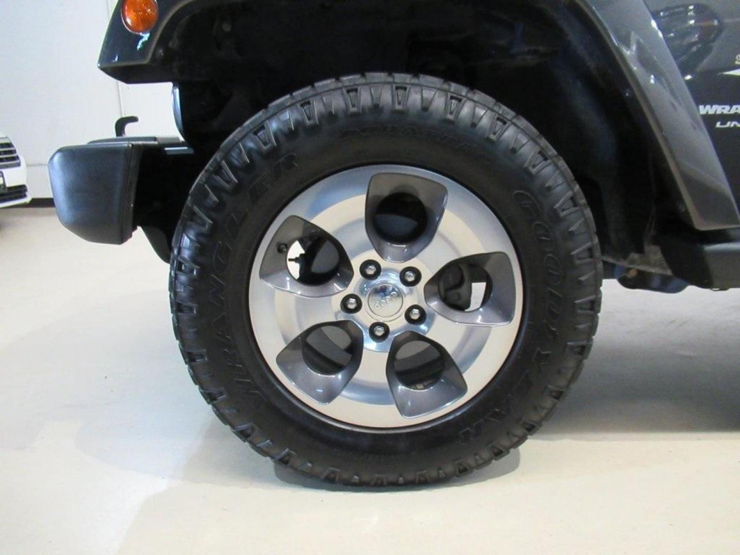 2018 Granite Crystal Metallic Clearcoat /Black Jeep Wrangler JK Unlimited Sahara (1C4BJWEG0JL) with an 3.6L V6 24V VVT engine, Automatic transmission, located at 15300 Midway Rd., Addison, TX, 75001, (972) 702-0011, 32.958321, -96.838074 - HOME OF THE NO HAGGLE PRICE - WHOLESALE PRICES TO THE PUBLIC!! Wrangler JK Unlimited Sahara, 4D Sport Utility, 3.6L V6 24V VVT, 5-Speed Automatic, 4WD, Granite Crystal Metallic Clearcoat, Black Cloth.<br><br>Granite Crystal Metallic Clearcoat 2018 Jeep Wrangler JK Unlimited Sahara<br><br>Recent Arri - Photo#7