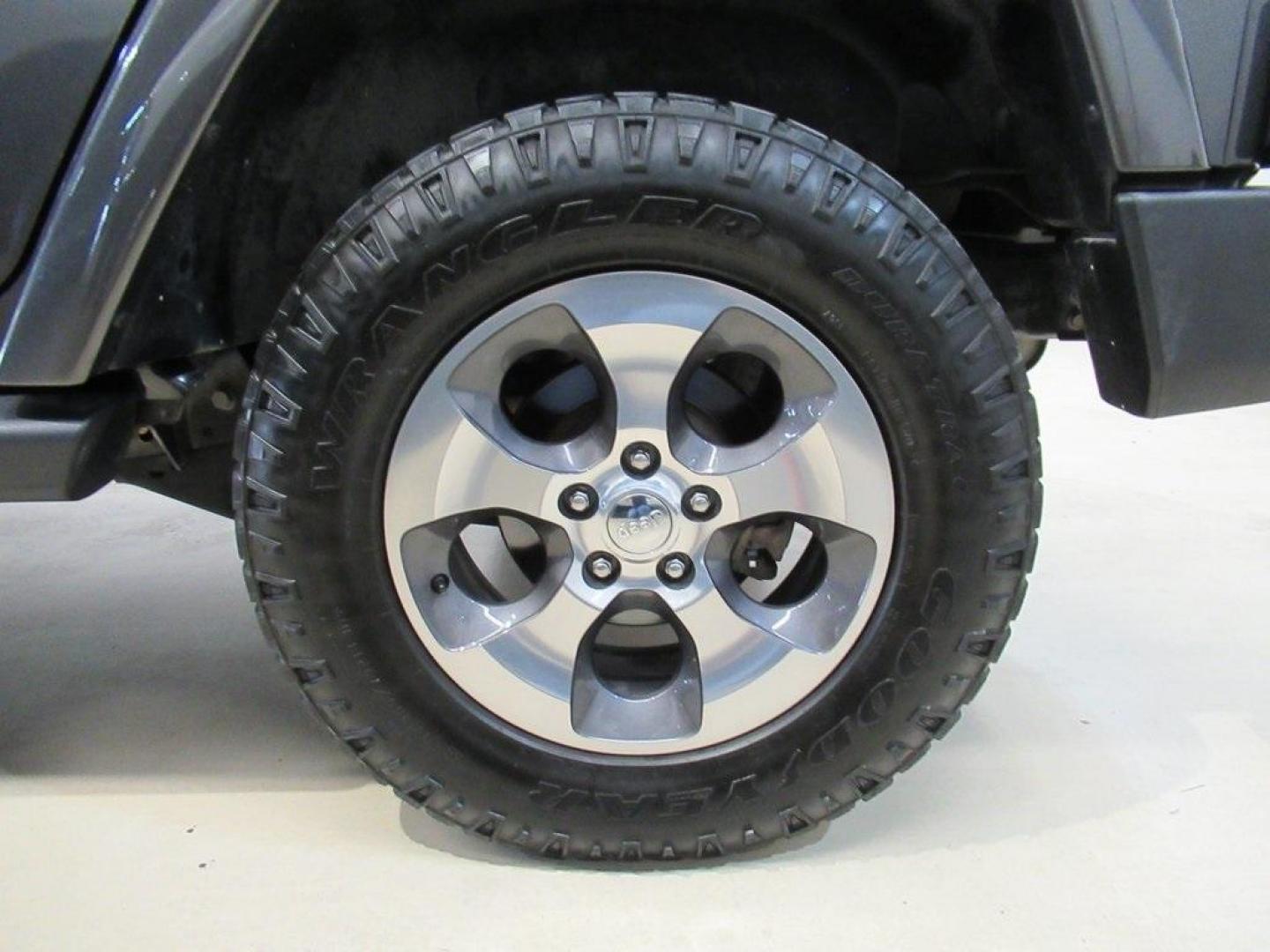 2018 Granite Crystal Metallic Clearcoat /Black Jeep Wrangler JK Unlimited Sahara (1C4BJWEG0JL) with an 3.6L V6 24V VVT engine, Automatic transmission, located at 15300 Midway Rd., Addison, TX, 75001, (972) 702-0011, 32.958321, -96.838074 - HOME OF THE NO HAGGLE PRICE - WHOLESALE PRICES TO THE PUBLIC!! Wrangler JK Unlimited Sahara, 4D Sport Utility, 3.6L V6 24V VVT, 5-Speed Automatic, 4WD, Granite Crystal Metallic Clearcoat, Black Cloth.<br><br>Granite Crystal Metallic Clearcoat 2018 Jeep Wrangler JK Unlimited Sahara<br><br>Recent Arri - Photo#8