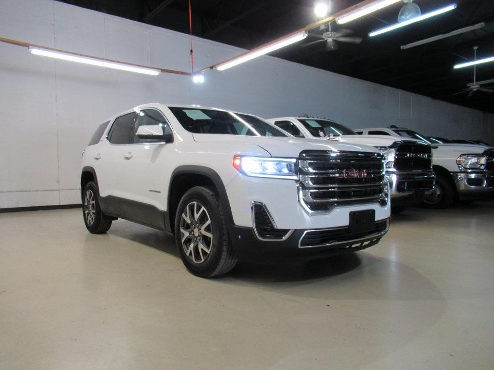 2020 Summit White /Jet Black GMC Acadia SLE (1GKKNKLSXLZ) with an 3.6L V6 SIDI engine, Automatic transmission, located at 15300 Midway Rd., Addison, 75001, (972) 702-0011, 32.958321, -96.838074 - HOME OF THE NO HAGGLE PRICE - WHOLESALE PRICES TO THE PUBLIC!! Backup Camera, Acadia SLE, 4D Sport Utility, 3.6L V6 SIDI, 9-Speed Automatic, FWD, Summit White, Jet Black Cloth.<br><br>Summit White 2020 GMC Acadia SLE<br><br>Recent Arrival! 19/27 City/Highway MPG<br><br><br>At Midway Auto Group, we s - Photo #1
