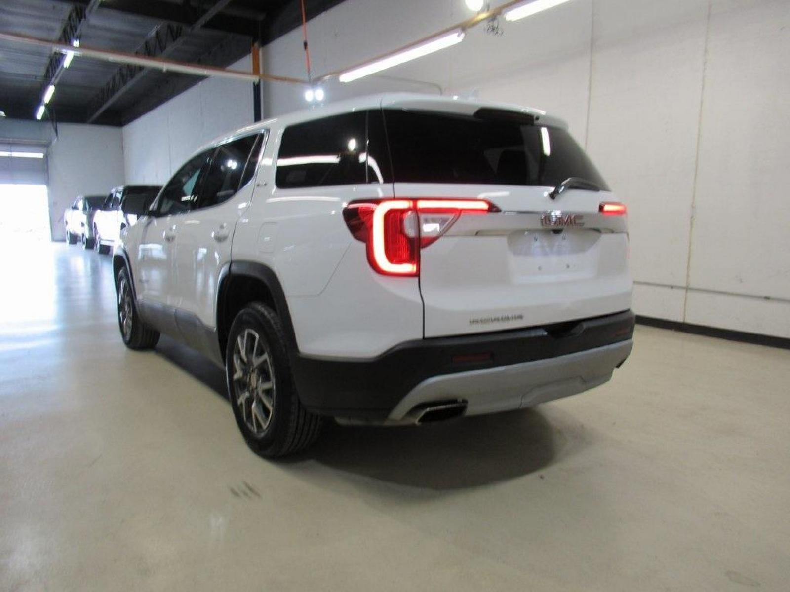 2020 Summit White /Jet Black GMC Acadia SLE (1GKKNKLSXLZ) with an 3.6L V6 SIDI engine, Automatic transmission, located at 15300 Midway Rd., Addison, 75001, (972) 702-0011, 32.958321, -96.838074 - HOME OF THE NO HAGGLE PRICE - WHOLESALE PRICES TO THE PUBLIC!! Backup Camera, Acadia SLE, 4D Sport Utility, 3.6L V6 SIDI, 9-Speed Automatic, FWD, Summit White, Jet Black Cloth.<br><br>Summit White 2020 GMC Acadia SLE<br><br>Recent Arrival! 19/27 City/Highway MPG<br><br><br>At Midway Auto Group, we s - Photo #3