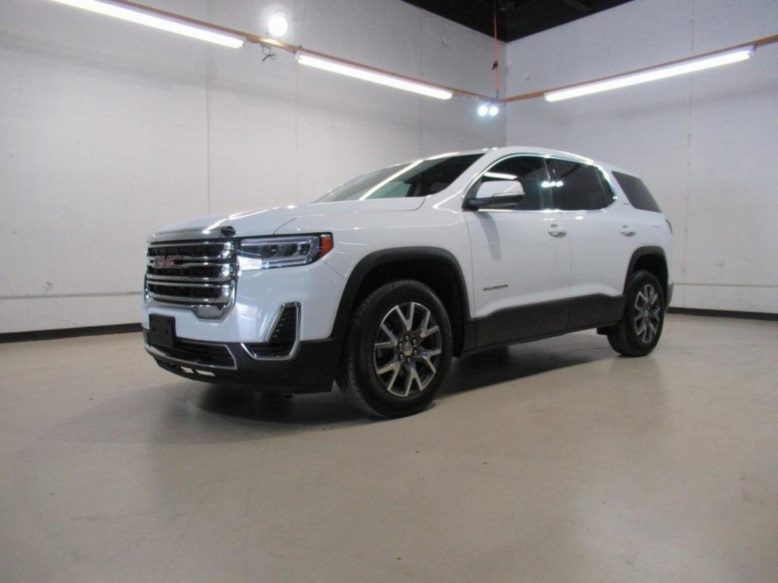 2020 Summit White /Jet Black GMC Acadia SLE (1GKKNKLSXLZ) with an 3.6L V6 SIDI engine, Automatic transmission, located at 15300 Midway Rd., Addison, 75001, (972) 702-0011, 32.958321, -96.838074 - HOME OF THE NO HAGGLE PRICE - WHOLESALE PRICES TO THE PUBLIC!! Backup Camera, Acadia SLE, 4D Sport Utility, 3.6L V6 SIDI, 9-Speed Automatic, FWD, Summit White, Jet Black Cloth.<br><br>Summit White 2020 GMC Acadia SLE<br><br>Recent Arrival! 19/27 City/Highway MPG<br><br><br>At Midway Auto Group, we s - Photo #4