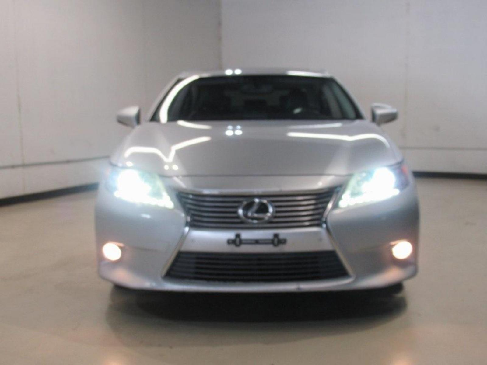 2013 Silver Lining Metallic /Light Gray Lexus ES 350 (JTHBK1GG8D2) with an 3.5L V6 DOHC Dual VVT-i 24V engine, Automatic transmission, located at 15300 Midway Rd., Addison, 75001, (972) 702-0011, 32.958321, -96.838074 - HOME OF THE NO HAGGLE PRICE - WHOLESALE PRICES TO THE PUBLIC!! Navigation, ES 350, 4D Sedan, 3.5L V6 DOHC Dual VVT-i 24V, 6-Speed Automatic with Sequential Shift ECT-i, FWD, Silver, Light Gray Leather.<br><br>Silver 2013 Lexus ES 350<br><br>Recent Arrival! 21/31 City/Highway MPG<br><br>Awards:<br> - Photo #4