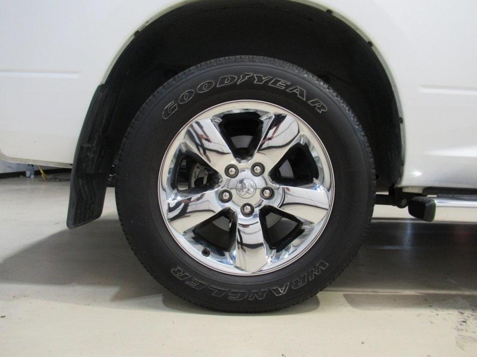 2019 Bright White Clearcoat /Diesel Gray/Black Ram 1500 Classic Lone Star (1C6RR6LT2KS) with an HEMI 5.7L V8 Multi Displacement VVT engine, Automatic transmission, located at 15300 Midway Rd., Addison, TX, 75001, (972) 702-0011, 32.958321, -96.838074 - Photo #9