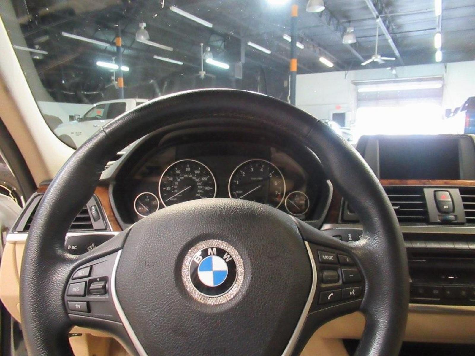 2012 Alpine White /Beige BMW 3 Series 328i (WBA3A5C50CF) with an 2.0L 4-Cylinder DOHC 16V Turbocharged engine, Automatic transmission, located at 15300 Midway Rd., Addison, 75001, (972) 702-0011, 32.958321, -96.838074 - Photo #18
