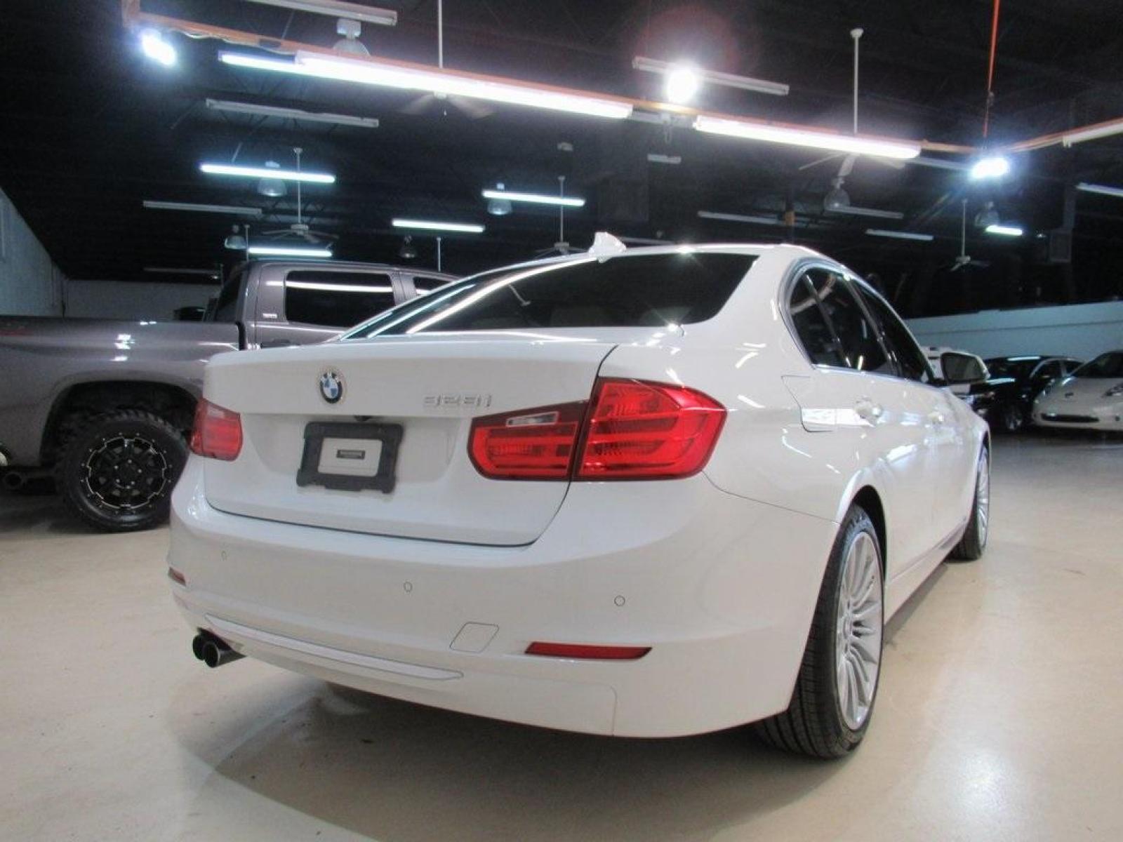 2012 Alpine White /Beige BMW 3 Series 328i (WBA3A5C50CF) with an 2.0L 4-Cylinder DOHC 16V Turbocharged engine, Automatic transmission, located at 15300 Midway Rd., Addison, 75001, (972) 702-0011, 32.958321, -96.838074 - Photo #2