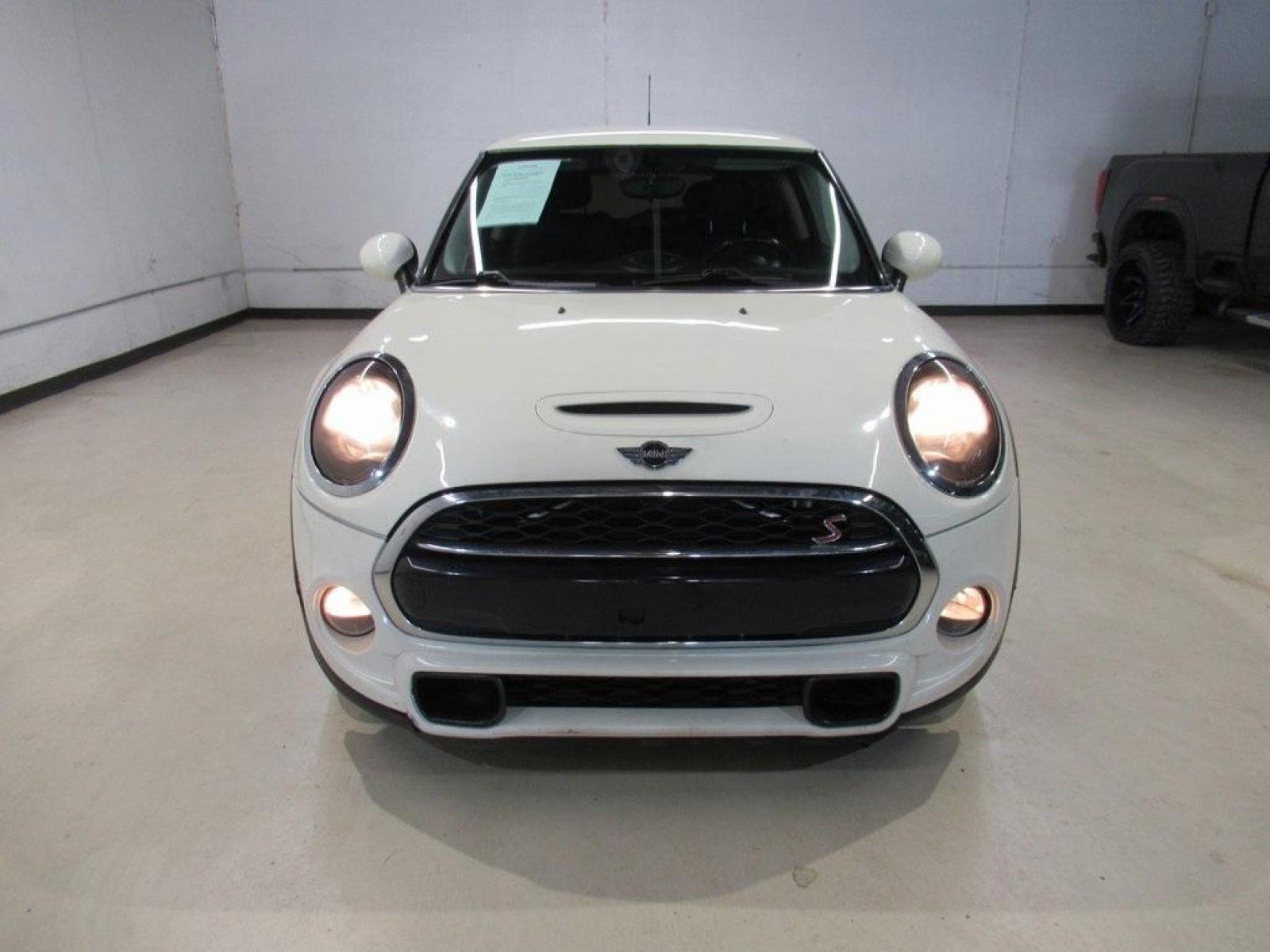 2014 Pepper White /Carbon Black MINI Cooper S Base (WMWXM7C51ET) with an 2.0L 16V TwinPower Turbo engine, Manual transmission, located at 15300 Midway Rd., Addison, 75001, (972) 702-0011, 32.958321, -96.838074 - Photo #5
