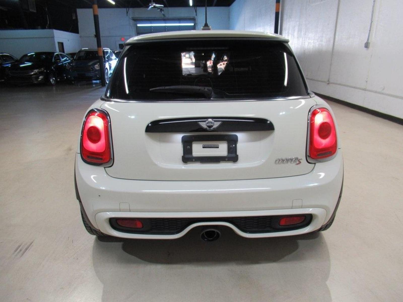 2014 Pepper White /Carbon Black MINI Cooper S Base (WMWXM7C51ET) with an 2.0L 16V TwinPower Turbo engine, Manual transmission, located at 15300 Midway Rd., Addison, 75001, (972) 702-0011, 32.958321, -96.838074 - Photo #7