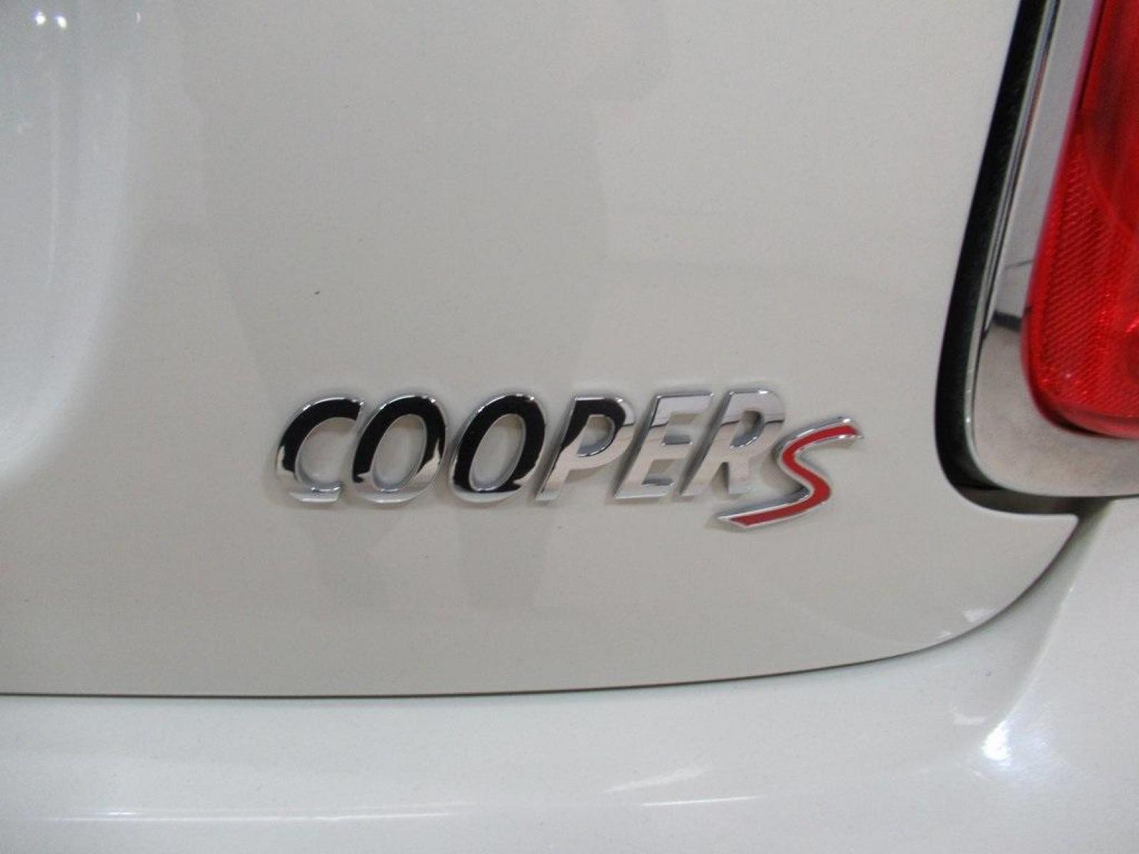 2014 Pepper White /Carbon Black MINI Cooper S Base (WMWXM7C51ET) with an 2.0L 16V TwinPower Turbo engine, Manual transmission, located at 15300 Midway Rd., Addison, 75001, (972) 702-0011, 32.958321, -96.838074 - Photo #8