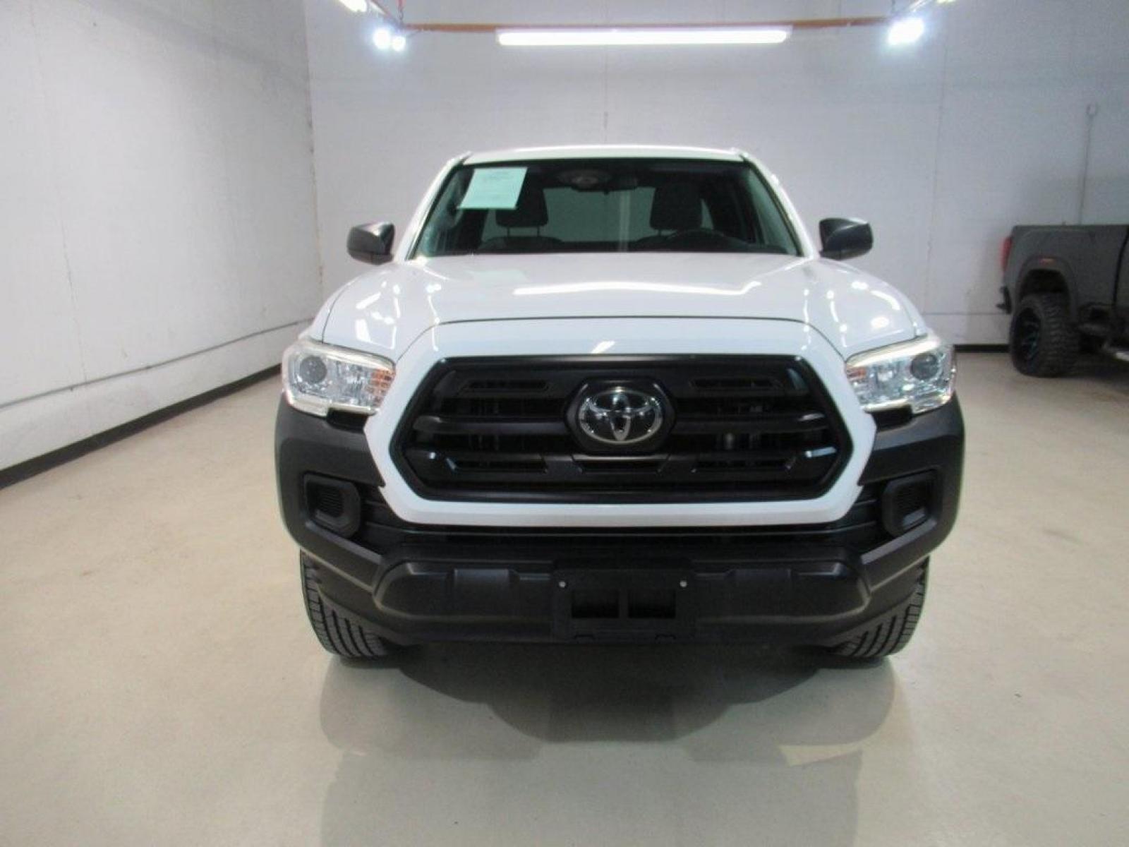 2018 Super White /Cement Gray Toyota Tacoma SR5 (5TFSX5EN0JX) with an 2.7L I4 DOHC 16V engine, Automatic transmission, located at 15300 Midway Rd., Addison, TX, 75001, (972) 702-0011, 32.958321, -96.838074 - HOME OF THE NO HAGGLE PRICE - WHOLESALE PRICES TO THE PUBLIC!! Tacoma SR5, 4D Access Cab, 2.7L I4 DOHC 16V, 6-Speed Automatic, 4WD, Super White, Cement Gray Cloth.<br><br>Super White 2018 Toyota Tacoma SR5<br><br>Recent Arrival!<br><br>Awards:<br> * 2018 KBB.com 5-Year Cost to Own Awards * 2018 K - Photo #11