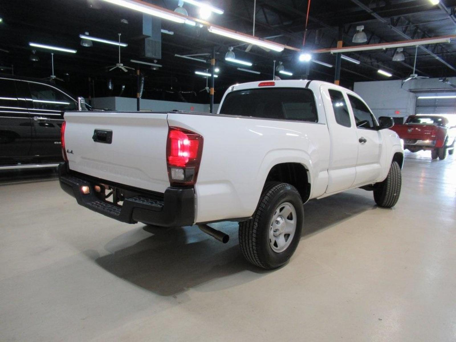 2018 Super White /Cement Gray Toyota Tacoma SR5 (5TFSX5EN0JX) with an 2.7L I4 DOHC 16V engine, Automatic transmission, located at 15300 Midway Rd., Addison, TX, 75001, (972) 702-0011, 32.958321, -96.838074 - HOME OF THE NO HAGGLE PRICE - WHOLESALE PRICES TO THE PUBLIC!! Tacoma SR5, 4D Access Cab, 2.7L I4 DOHC 16V, 6-Speed Automatic, 4WD, Super White, Cement Gray Cloth.<br><br>Super White 2018 Toyota Tacoma SR5<br><br>Recent Arrival!<br><br>Awards:<br> * 2018 KBB.com 5-Year Cost to Own Awards * 2018 K - Photo #2