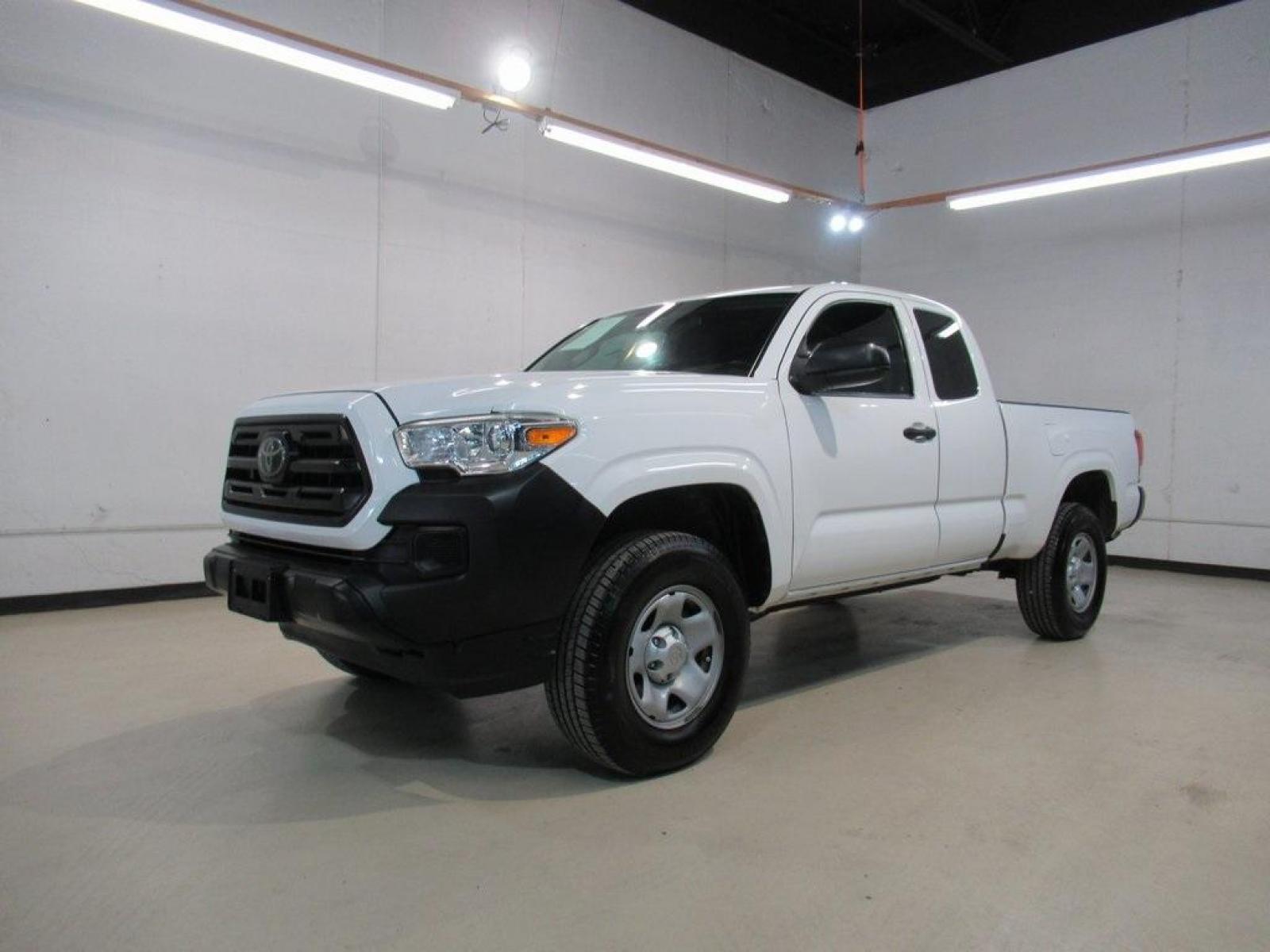 2018 Super White /Cement Gray Toyota Tacoma SR5 (5TFSX5EN0JX) with an 2.7L I4 DOHC 16V engine, Automatic transmission, located at 15300 Midway Rd., Addison, 75001, (972) 702-0011, 32.958321, -96.838074 - HOME OF THE NO HAGGLE PRICE - WHOLESALE PRICES TO THE PUBLIC!! Tacoma SR5, 4D Access Cab, 2.7L I4 DOHC 16V, 6-Speed Automatic, 4WD, Super White, Cement Gray Cloth.<br><br>Super White 2018 Toyota Tacoma SR5<br><br>Recent Arrival!<br><br>Awards:<br> * 2018 KBB.com 5-Year Cost to Own Awards * 2018 K - Photo #4