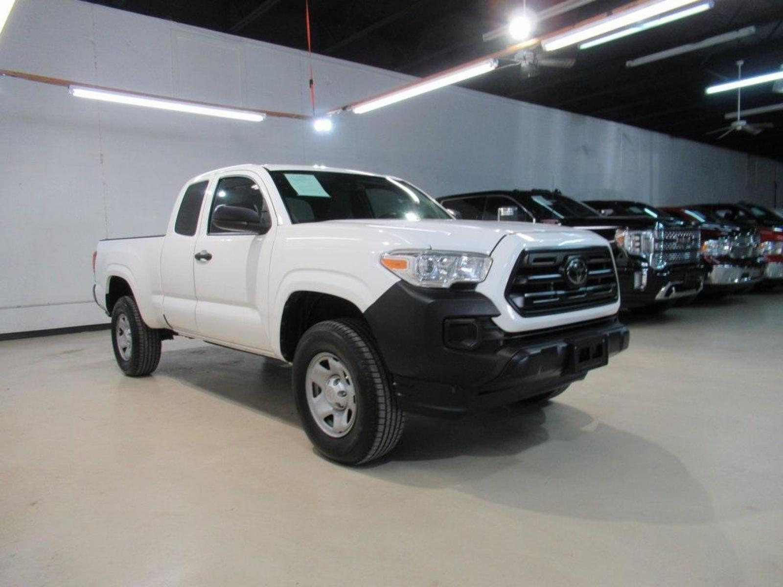 2018 Super White /Cement Gray Toyota Tacoma SR5 (5TFSX5EN0JX) with an 2.7L I4 DOHC 16V engine, Automatic transmission, located at 15300 Midway Rd., Addison, 75001, (972) 702-0011, 32.958321, -96.838074 - HOME OF THE NO HAGGLE PRICE - WHOLESALE PRICES TO THE PUBLIC!! Tacoma SR5, 4D Access Cab, 2.7L I4 DOHC 16V, 6-Speed Automatic, 4WD, Super White, Cement Gray Cloth.<br><br>Super White 2018 Toyota Tacoma SR5<br><br>Recent Arrival!<br><br>Awards:<br> * 2018 KBB.com 5-Year Cost to Own Awards * 2018 K - Photo #5