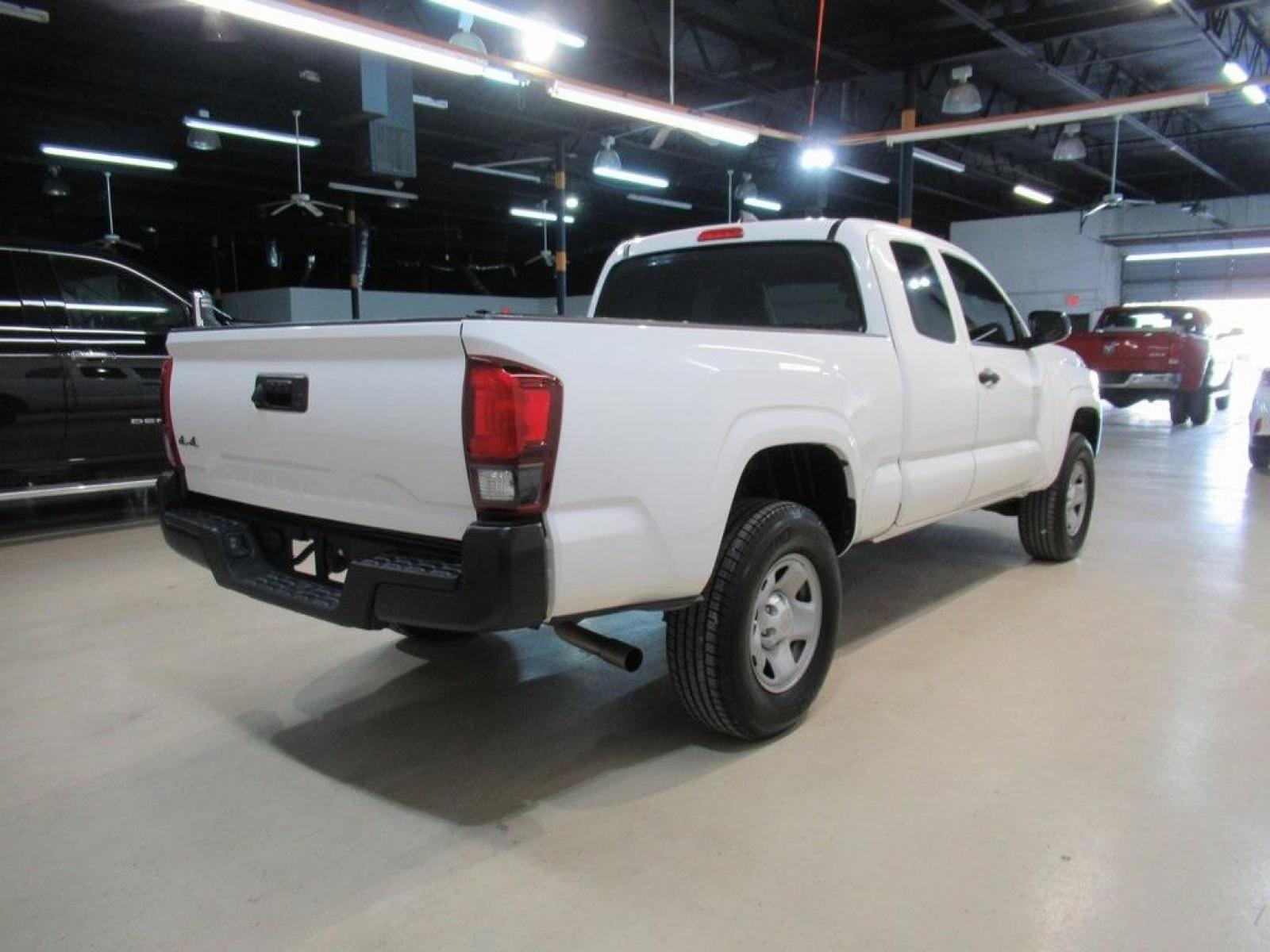 2018 Super White /Cement Gray Toyota Tacoma SR5 (5TFSX5EN0JX) with an 2.7L I4 DOHC 16V engine, Automatic transmission, located at 15300 Midway Rd., Addison, TX, 75001, (972) 702-0011, 32.958321, -96.838074 - HOME OF THE NO HAGGLE PRICE - WHOLESALE PRICES TO THE PUBLIC!! Tacoma SR5, 4D Access Cab, 2.7L I4 DOHC 16V, 6-Speed Automatic, 4WD, Super White, Cement Gray Cloth.<br><br>Super White 2018 Toyota Tacoma SR5<br><br>Recent Arrival!<br><br>Awards:<br> * 2018 KBB.com 5-Year Cost to Own Awards * 2018 K - Photo #6