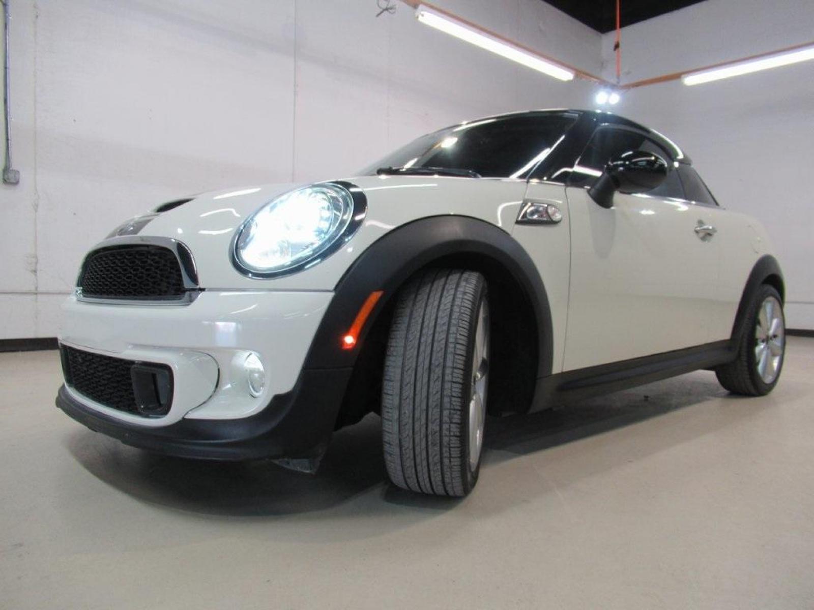 2015 Pepper White /Carbon Black MINI Cooper S Base (WMWSX3C52FT) with an 1.6L I4 DOHC 16V Turbocharged engine, Automatic transmission, located at 15300 Midway Rd., Addison, 75001, (972) 702-0011, 32.958321, -96.838074 - HOME OF THE NO HAGGLE PRICE - WHOLESALE PRICES TO THE PUBLIC!! 2D Coupe, 1.6L I4 DOHC 16V Turbocharged, 6-Speed Automatic Steptronic, FWD, Pepper White, Carbon Black Artificial Leather.<br><br>Pepper White 2015 MINI Cooper S<br><br>25/34 City/Highway MPG<br><br><br>At Midway Auto Group, we strive to - Photo #4